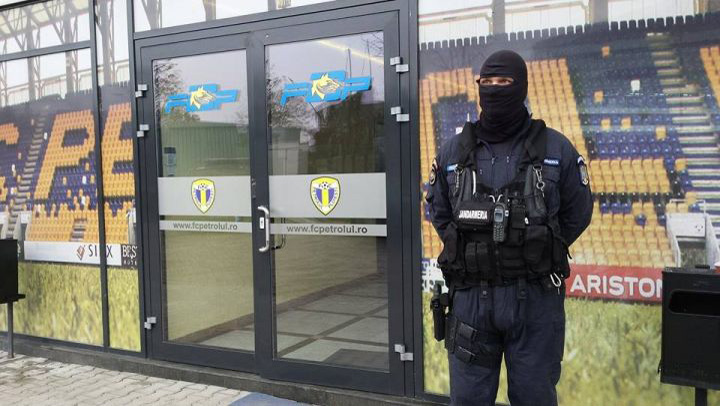 Patronul clubului Petrolul, ridicat de mascati