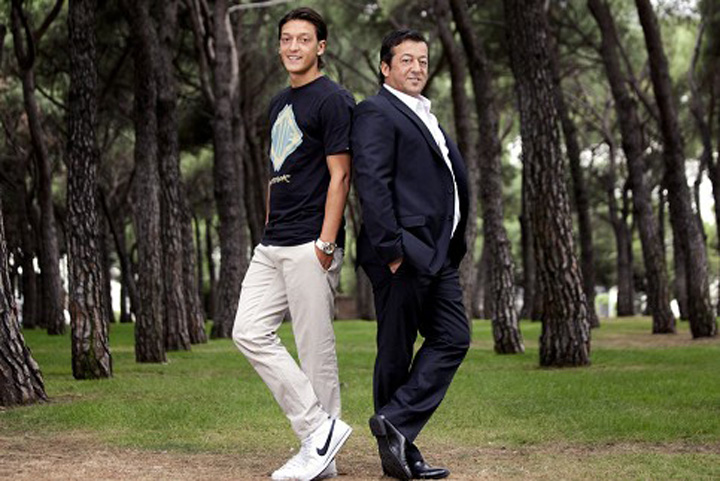 Mesut Ozil, obligat sa-i dea 630.000 de euro tatalui sau