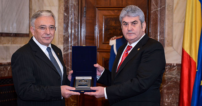 Isarescu a primit placheta de onoare a MAI