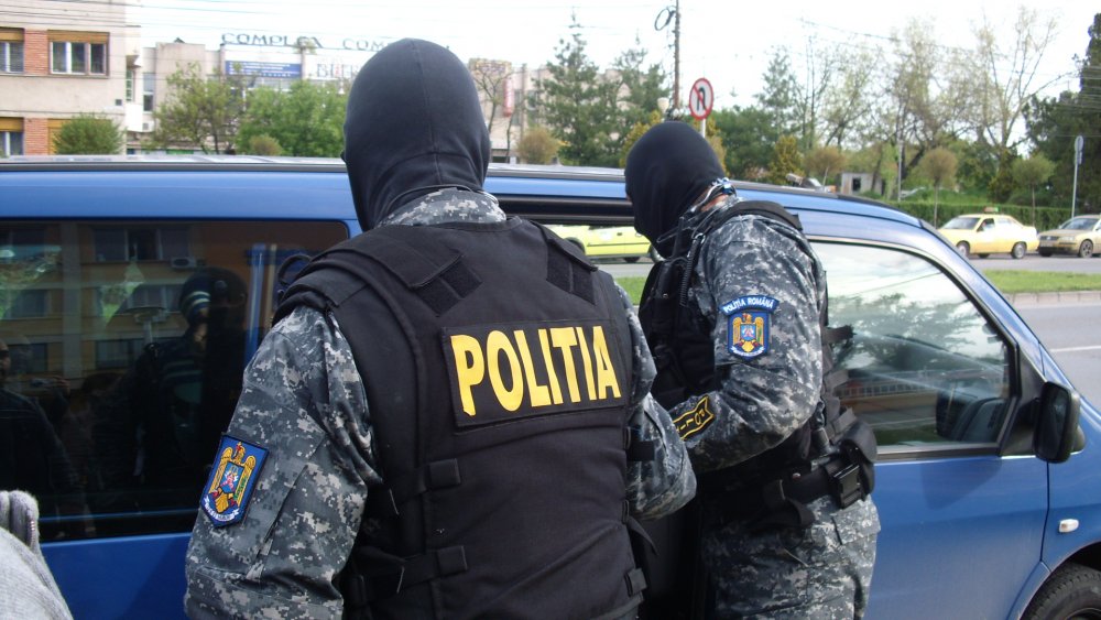 Perchezitii de amploare in Brasov si Arges, la suspecti de evaziune fiscala si spalare de bani