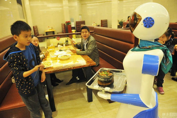 Un patron de restaurant si-a angajat roboti pe post de ospatari, iar lumea s-a strans ca la urs