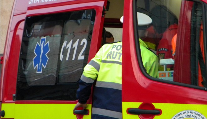 Maşină lovită de un tren de călători: şoferul, rănit grav