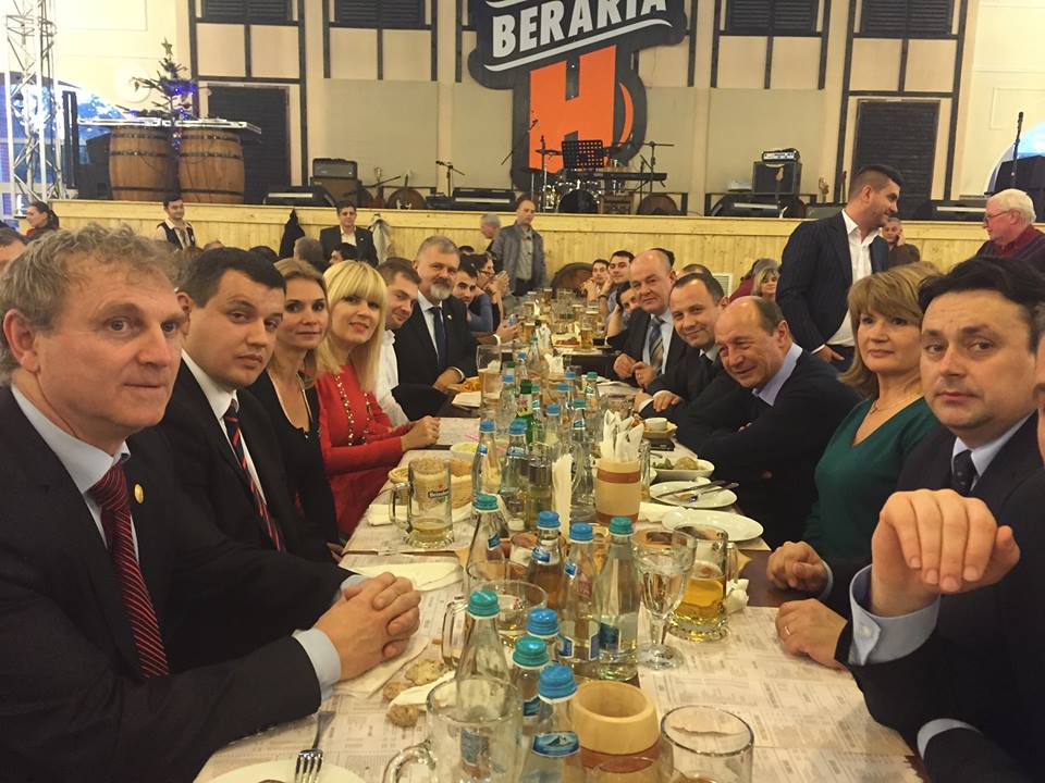 Basescu sarbatoreste, dupa incheierea mandatului, alaturi de sotie, Udrea, si alti PMP-isti, intr-un local din Capitala