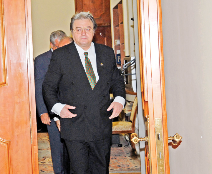 Premierul scuipa unde a pupat