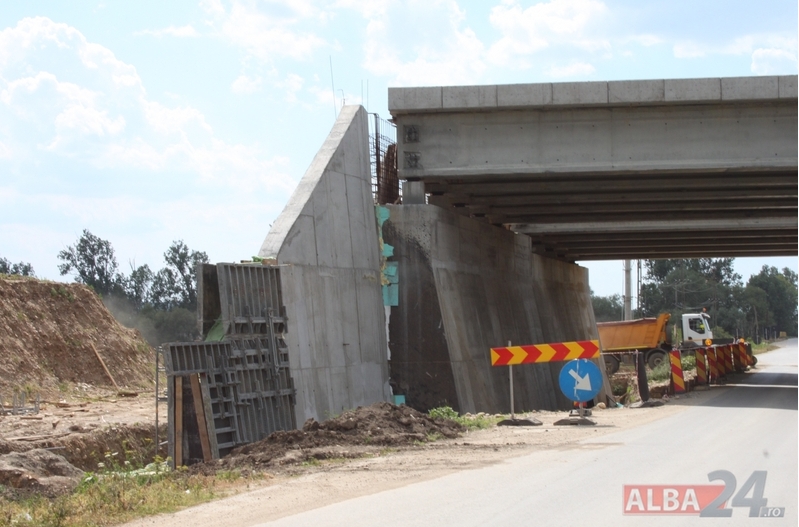 Autostrada Sebes-Turda face victime. Un muncitor a murit, strivit de un panou!