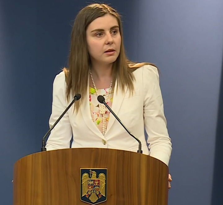 Ioana Petrescu la microfon - Ziarul National