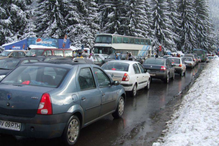 E forfota mare pe Valea Prahovei. S-a aglomerat DN 1, pe sensul catre Capitala!