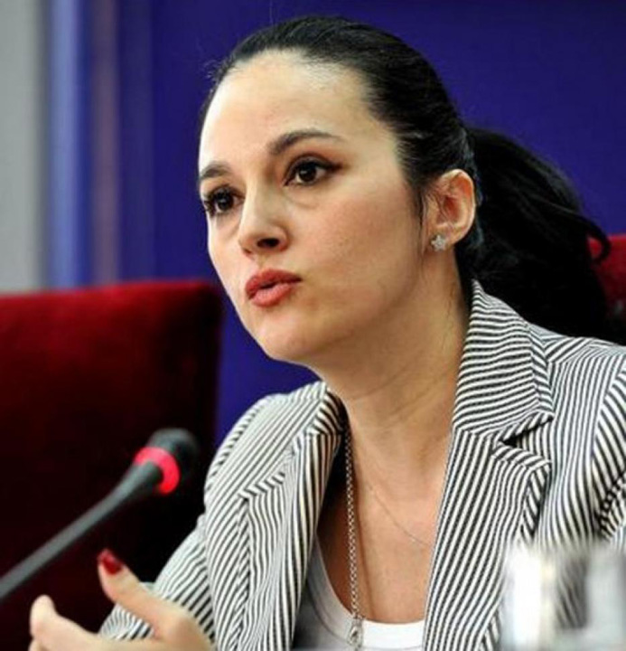 Dupa sapte luni de inchisoare, Alina Bica se intoarce la munca