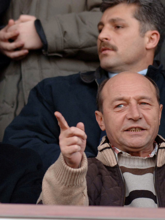 Basescu: „Armata sa-i lase lui Becali «brandul» Steaua!”