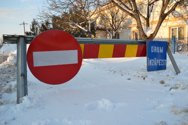 Ce drumuri sunt inchise, luni la pranz, din cauza ninsorii si a viscolului!