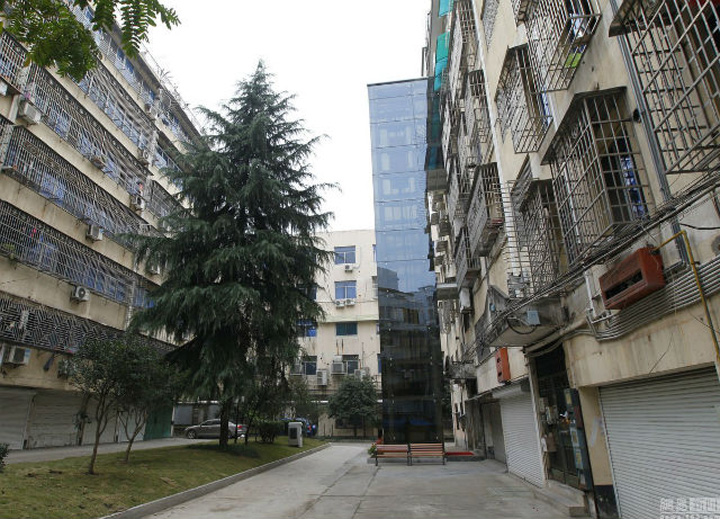 Si-a tras lift proprietate personala pana la etajul 5, dar vecinii nu permit un asemenea afront!