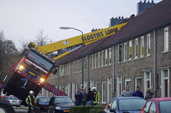 Romeo din Utrecht a intrat cu macaraua in dormitorul Julietei: „DA, s-a facut praf!”