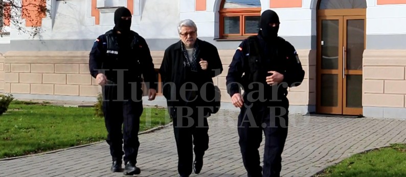 Presedintele CJ Hunedoara, saltat de mascati (VIDEO)