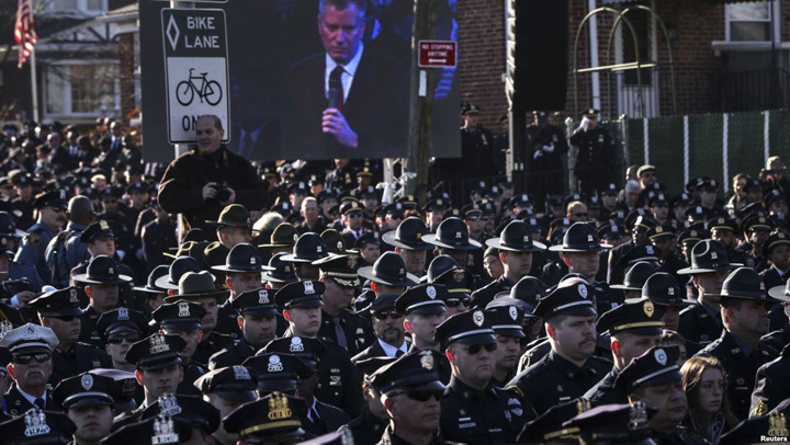 Politia din New York il trateaza pe primar cu fundul
