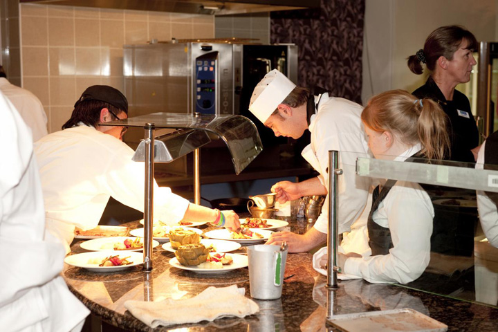 tineri bucatari restaurant - Ziarul National