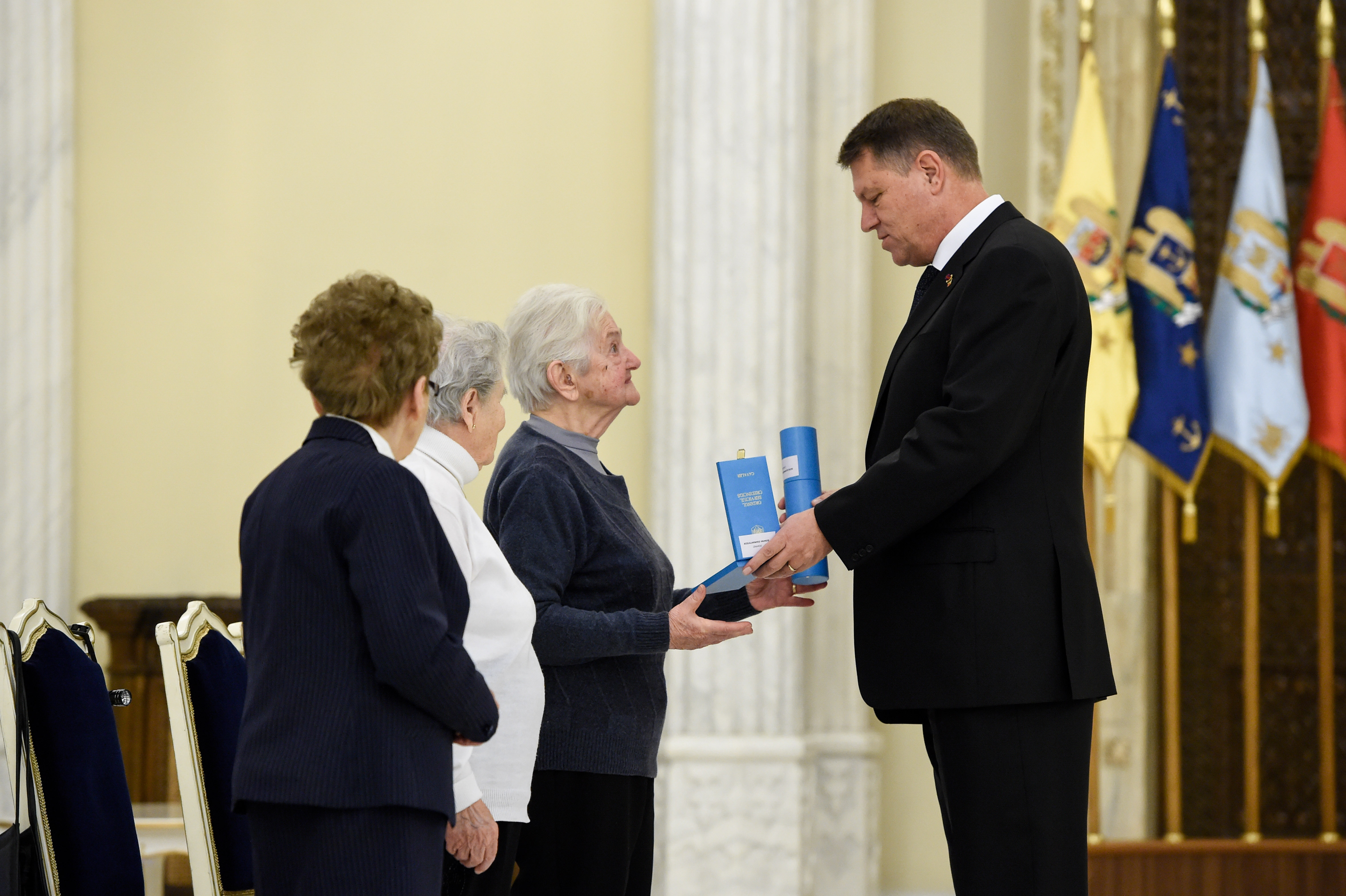Presedintele Iohannis a decorat trei supravietuitoare ale Holocaustului