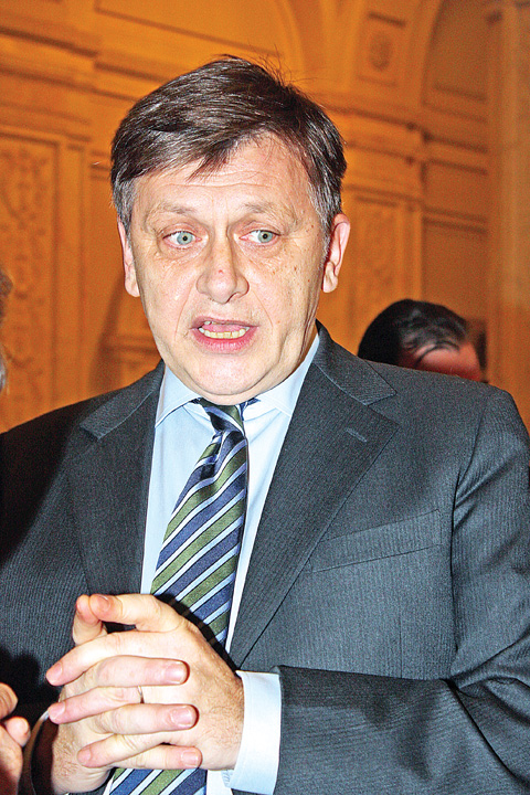 Crin Antonescu: „Inca din 2012 s-a lucrat pe diferite canale la ruperea USL”