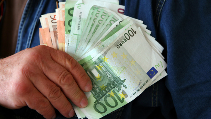 Un angajat al unei banci si-a luat masina cu banii unui client
