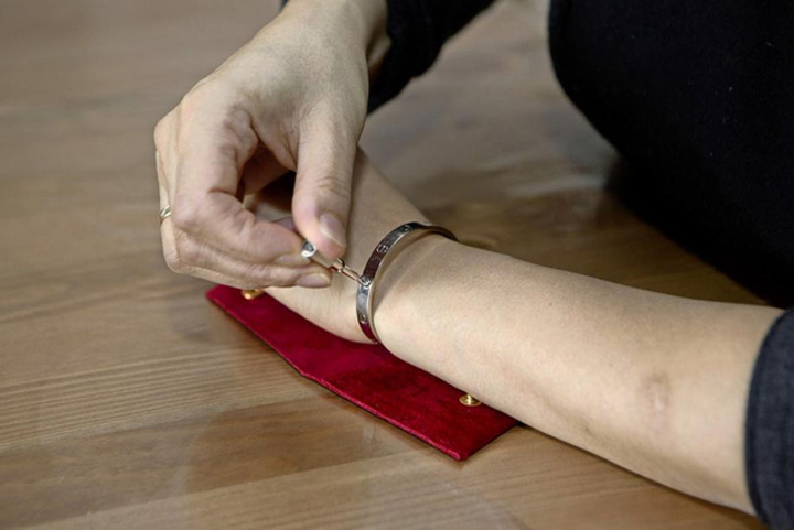 Cartier a lansat bratara pentru fraieri: ajustarea acesteia costa mai mult decat bijuteria in sine!