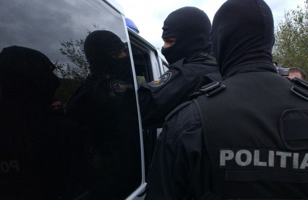 Perchezitii in Domnesti, la persoane banuite de furturi din locuinte