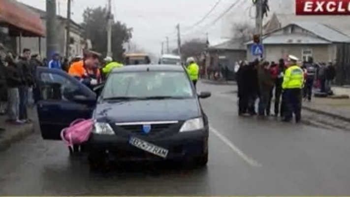 Trei eleve, spulberate pe trecerea de pietoni
