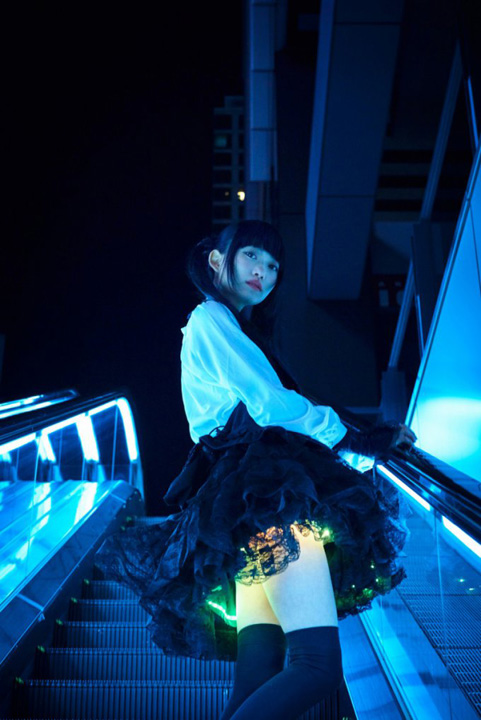 A innebunit lumea! „Hikaru Skirt”, fusta scurta care aprinde lumina si imaginatia barbatilor!