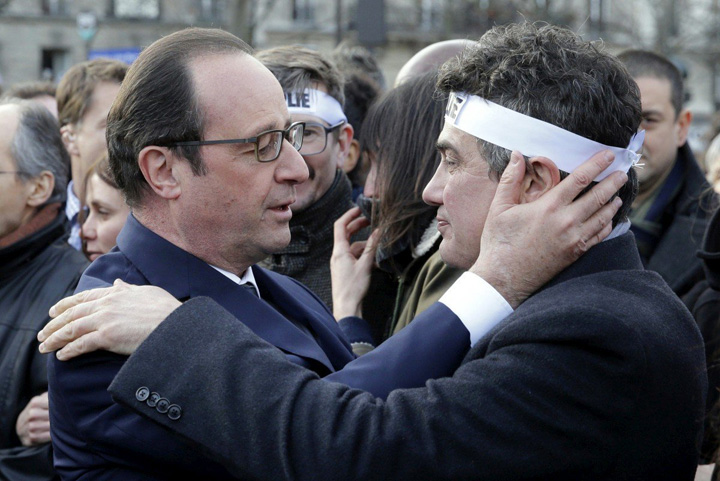 François Hollande, mai popular ca niciodata dupa atentatele din Paris