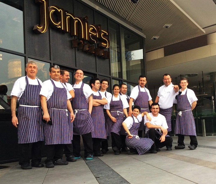 Celebrul Jamie Oliver trage obloanele la Zorlu Center Mall din Istanbul. Il vrei la Promenada?