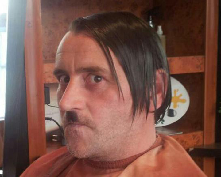 Seful miscarii anti-islam Pegida a demisionat, dupa ce s-a pozat a la Hitler