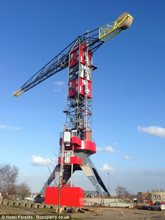 Idee pentru city-break la Amsterdam: cazare la macara!