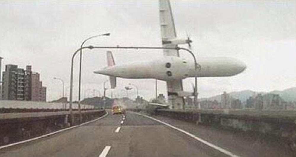 SOCANT! Un avion TransAsia s-a prabusit in Taipei! (VIDEO)