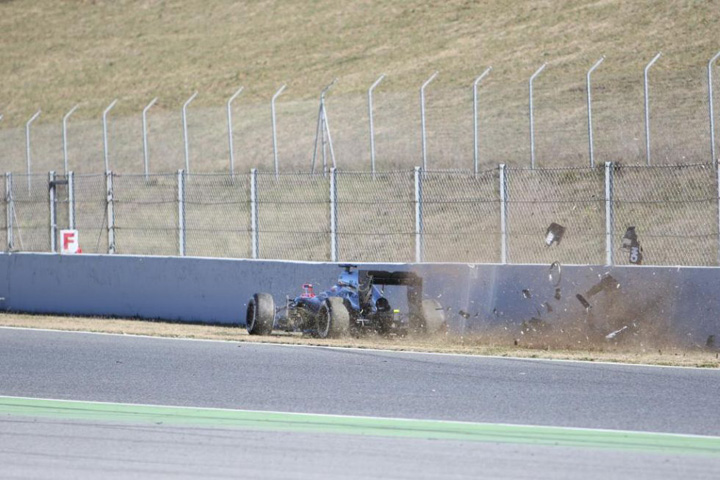 Alonso s-a izbit cu masina de zid