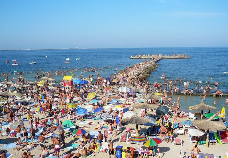 Românii au luat cu asalt litoralul în minivacanţa de Rusalii 2024. Număr impresionant de turişti la malul mării