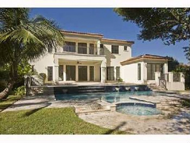 Mutu isi scoate la vanzare palatul din Miami