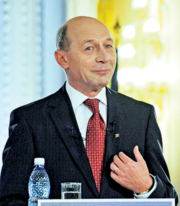 Traian Basescu, la sediul PMP: „A aparut moda denunturilor, dar am incredere in Elena Udrea”