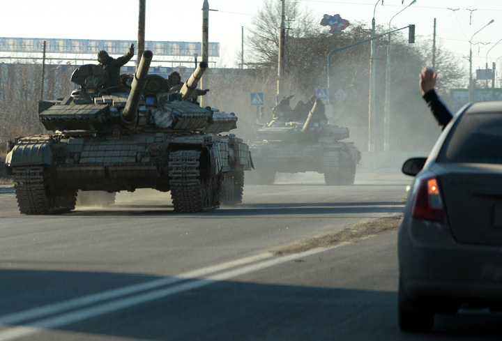Ucraina: armata si separatistii au semnat un acord de retragere a armelor grele