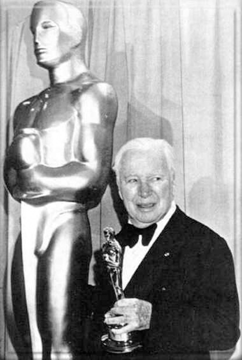 Prima statueta Oscar primita de Charles Chaplin, furata la Paris