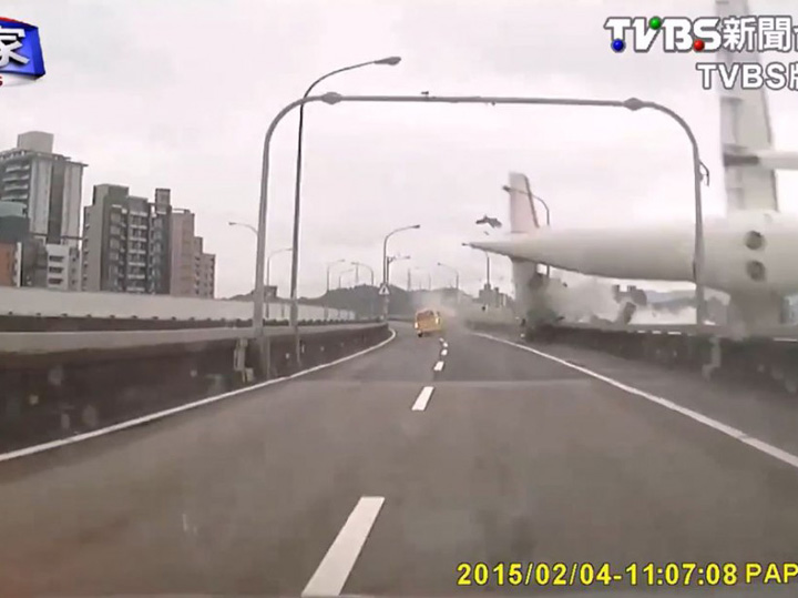 Avion prabusit in Taiwan, cel putin 25 de morti