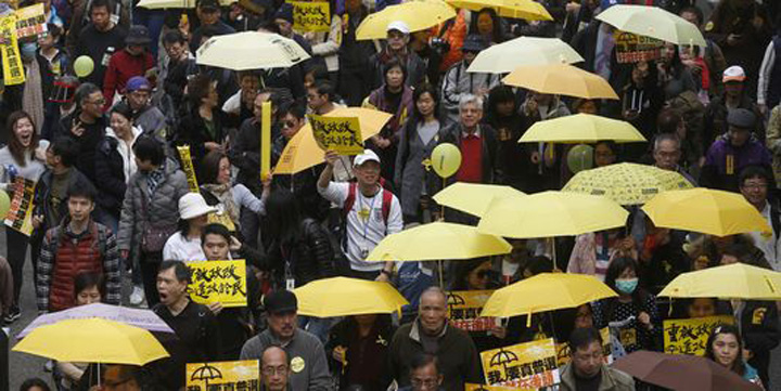 La Hong Kong se deschid iar umbrelele