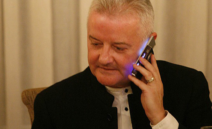 Irinel Columbeanu, consultat de un psihiatru la azilul de bătrâni. Are şi poprire pe pensie