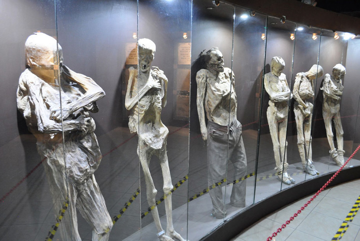 Turistii stau la coada ca sa vada cele 100 de cadavre mumificate: „La toti ne vine randul!”