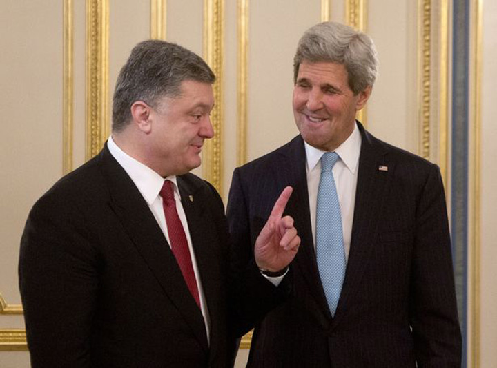 John Kerry la Kiev, Porosenko cere armele