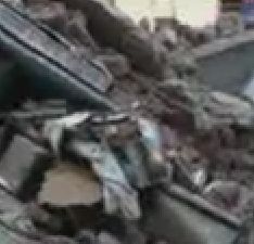O cladire s-a prabusit, prinzand sub daramaturi mai multe persoane: 12 morti