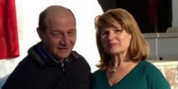 Maria si Traian Basescu si-au vizitat cel de-al treilea nepotel, la maternitate