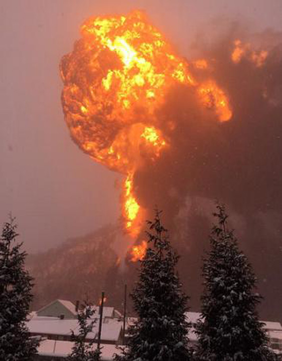 Incendiu colosal in Virginia dupa ce un tren cu petrol a deraiat