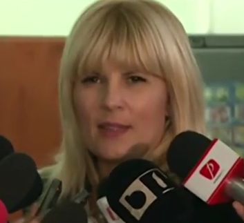 Noi emotii pentru Elena Udrea. Asteapta decizia Instantei Supreme: Nu sunt chiar cu ochii inlacrimati. Imi reprosez multe, dar ce mai conteaza?