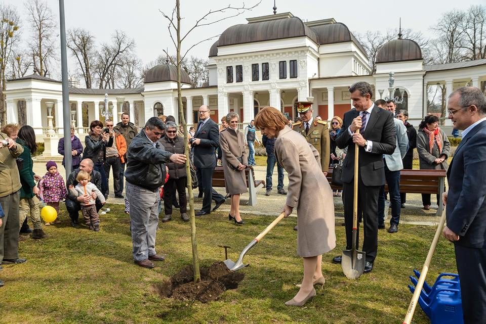 Principesa Margareta si principele Radu au plantat platani, in parcul central din Cluj