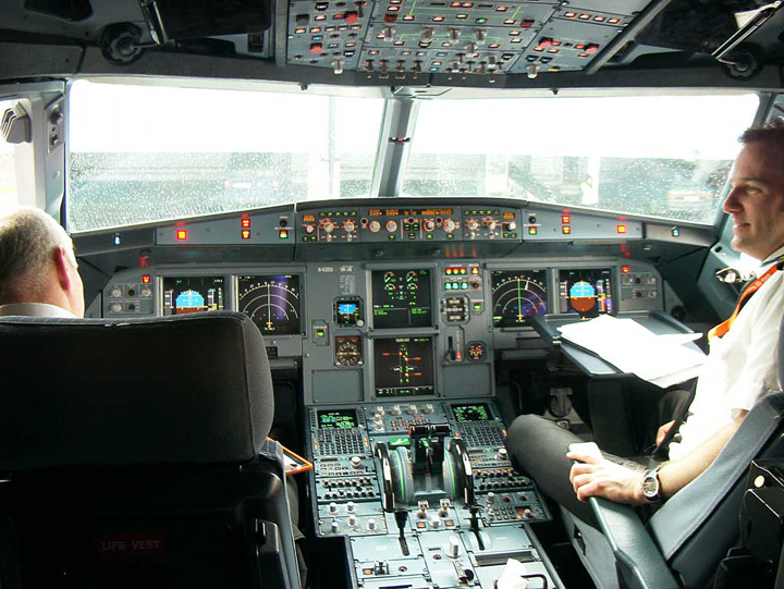 Companiile aeriene impun permanenta a doua persoane in cabina pilotilor