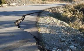 Alunecare de teren in judetul Buzau: opt gospodarii afectate, cinci familii evacuate