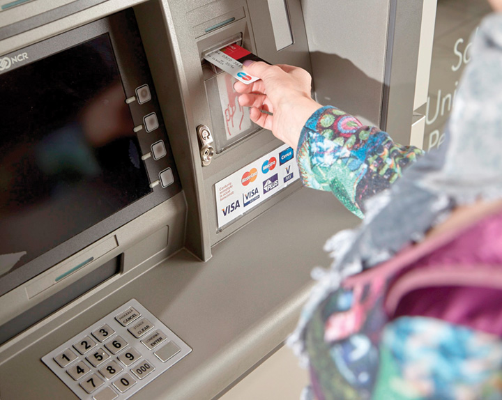 Bancile, obligate sa afiseze costurile la bancomate